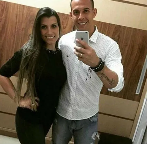 Danilo, guardameta del Chapecoense, junto a su esposa