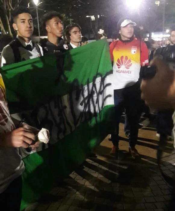 @JAVIER_PANZARDO Seguidor del Santa Fe se hace presente en marchas