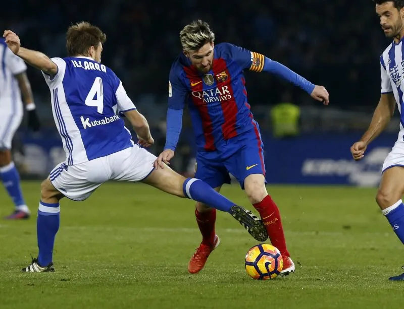 Messi controla el balón en partido frente a la Real Sociedad