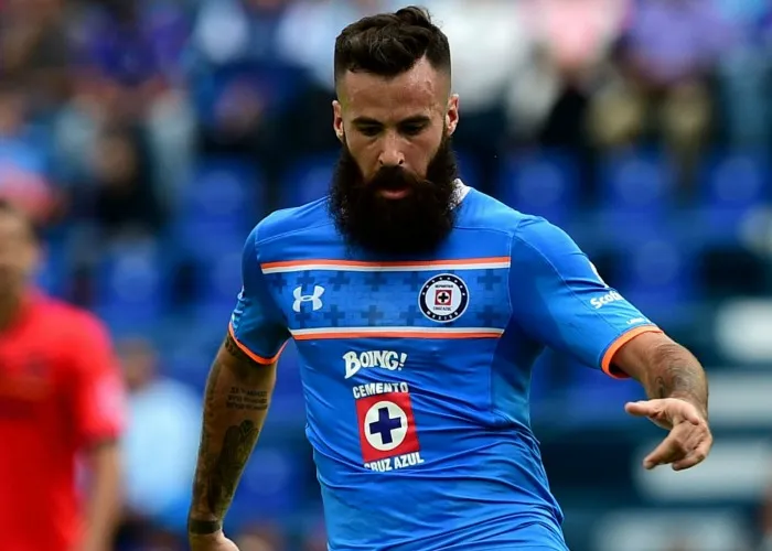 ESPECIAL Crosas, son su habitual barba, en un juego de Cruz Azul