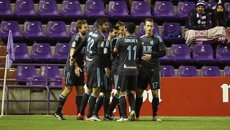 EFE Vela celebra con sus compañeros tras un gol de la Real