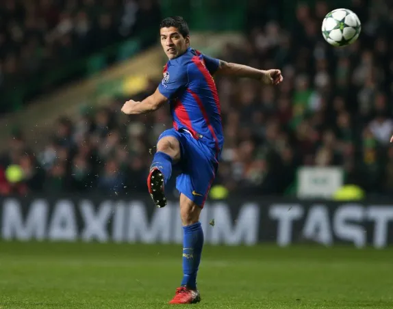 Luis Suárez manda un pase