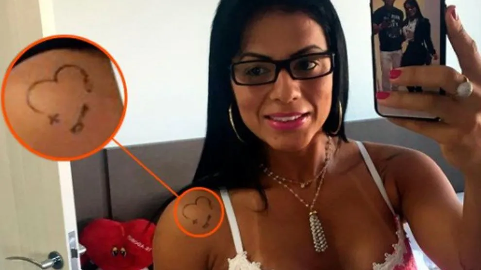 ESPECIAL Una de las mujeres presume su tatuaje antes de la tragedia