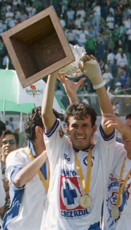 MEXSPORT Juan Reynoso levantando trofeo para Cruz Azul en 1997