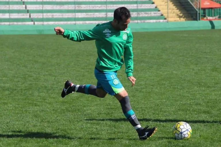 @FMARTINUCCIO Martinuccio golpea el balón en un entrenamiento del 'Chape'
