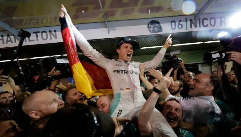 AP Rosberg celebra con su equipo de Mercedes su título de F1