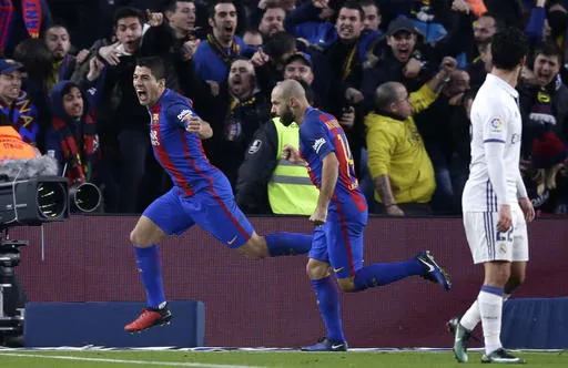 Suárez celebra el tanto de la ventaja culé en Camp Nou