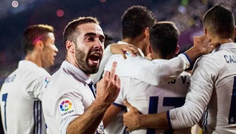 Dani le 'pinta el dedo' a los seguidores culés en el Clásico