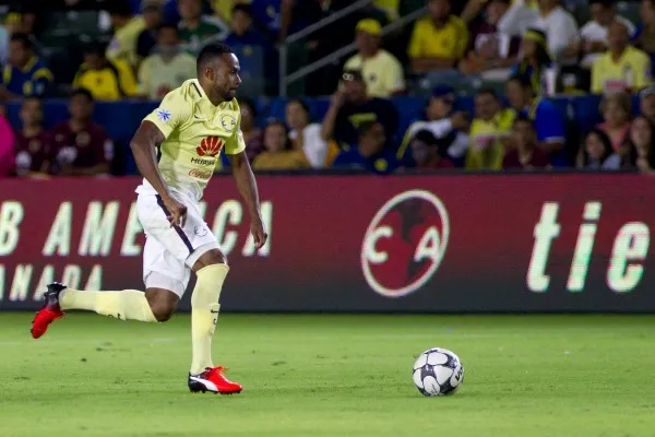 William Da Silva conduce un balón en un partido del América