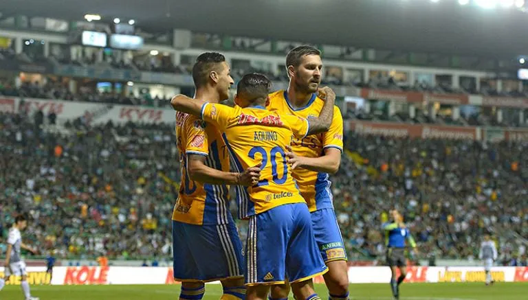 MEXSPORT Sosa y Aquino festejan junto a Gignac un gol del galo