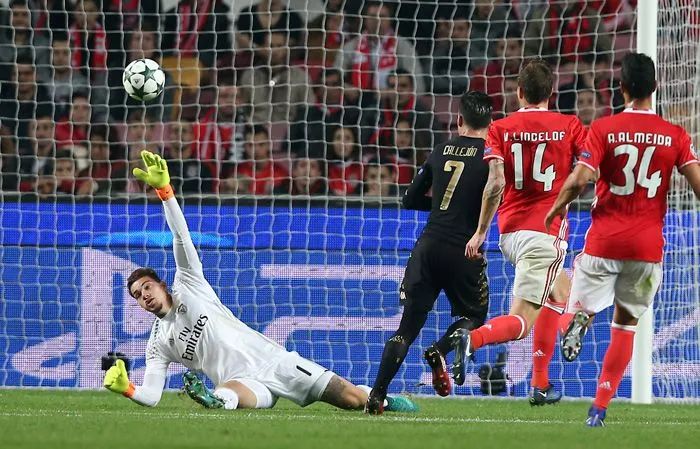 Callejón bombea el esférico para vencer al portero de Benfica