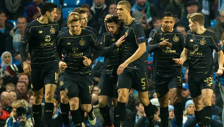 Jugadores del Celtic festejan gol contra Manchester City