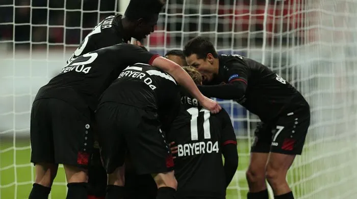 BAYER LEVERKUSEN Wendell es felicitado tras su gol de penalti