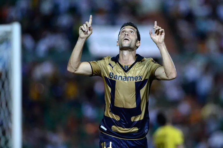 MEXSPORT Luis García festeja un gol con Pumas