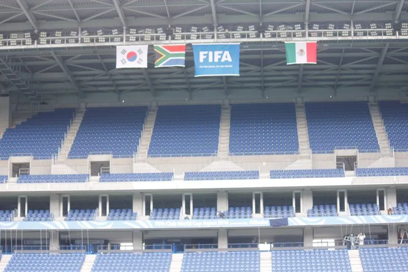 Trabajadores arreglan las gradas del estadio