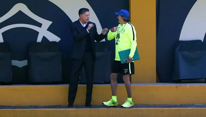 IMAGO7 Ricardo La Volpe y Pleáez charlan en práctica de América