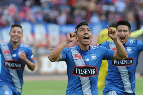 ESPECIAL Ángel Mena festeja con sus compañeros un gol