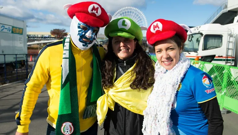 Aficonados del América posan con gorros de Mario y Luigi