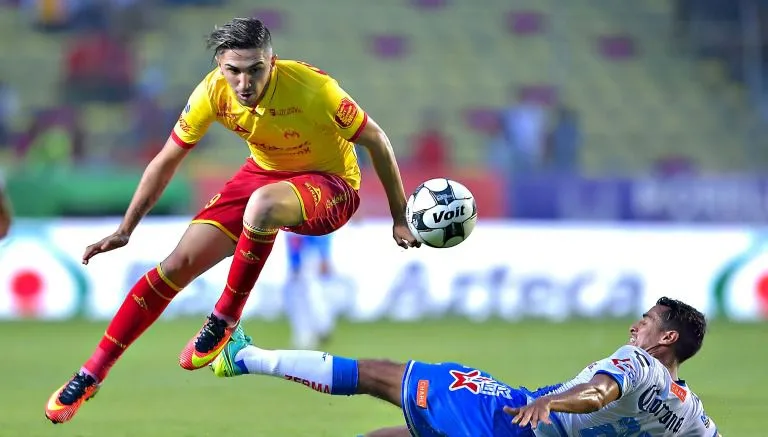 Diego Valdés en un enfrentamiento contra el Puebla