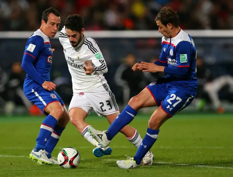 MEXSPORT Torrado y Bernardello tratan de detener a Isco