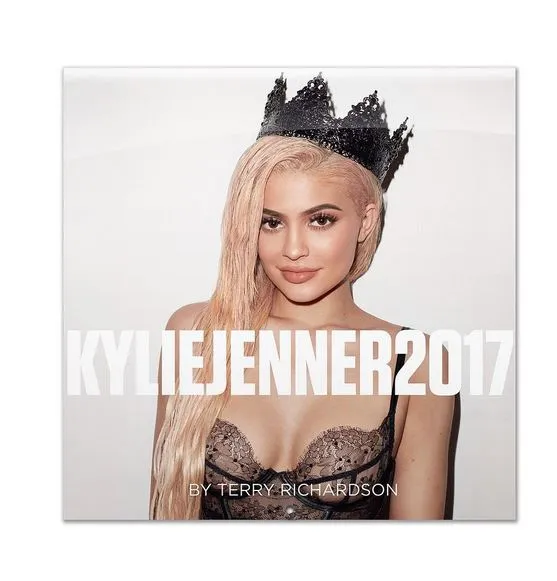 @KYLIEJENNER La portada del calendario donde Kylie aparece