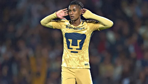 Fidel festeja una anotación con Pumas en el A2016