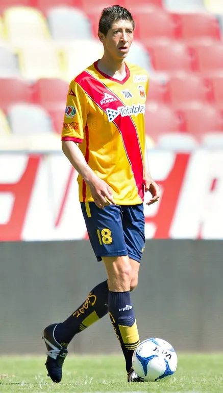 Palacios controla el esférico con el Morelia