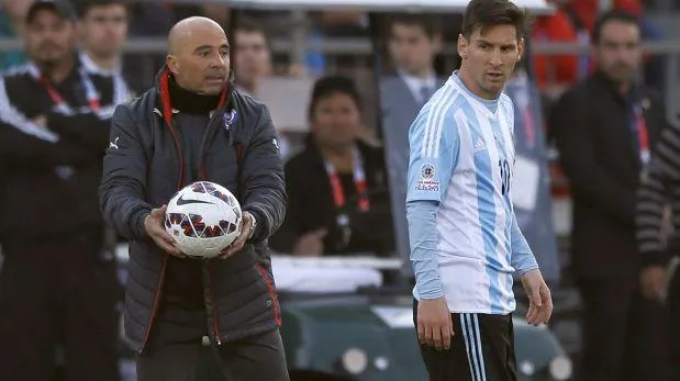 ESPECIAL Sampaoli junto a Messi durante la Final de la Copa América 2015