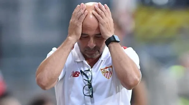 Jorge Sampaoli se agarra la cabeza tras un error de su equipo