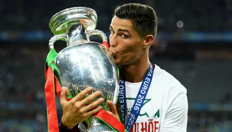 ESPECIAL CR7 besa la Eurocopa