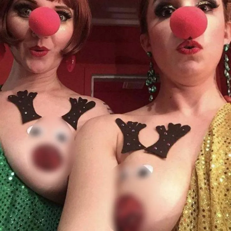 ESPECIAL Dos chicas disfrazaron sus pechos de Rodolfo el Reno