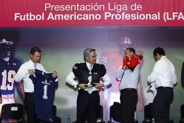 Miguel Ángel Mancera se pone un jersey de los equipos de la LFA
