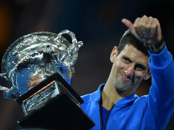 Novak Djokovic con el trofeo de Campeón del Abierto de Australia 2016
