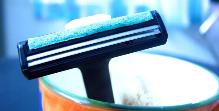 ESPECIAL Un ratstrillo desechable dentro de un vaso