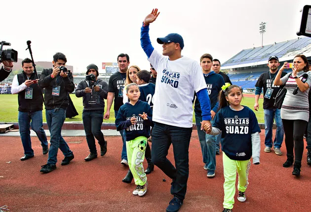 Suazo saluda a la gente durante su despedida del futbol