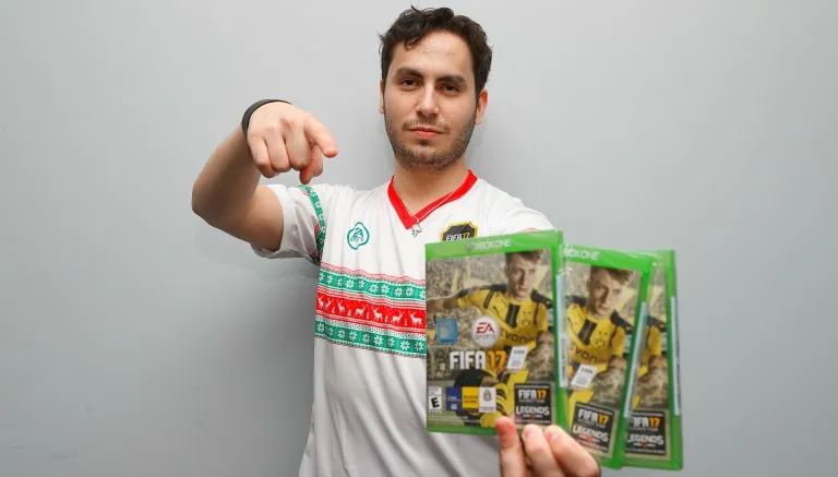 El FIFA Pro Player señala a la cámara