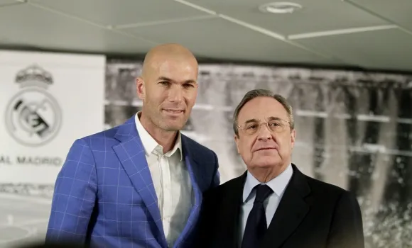 Zinedine Zidane junto Florentino Pérez en su presentación como DT del Real Madrid