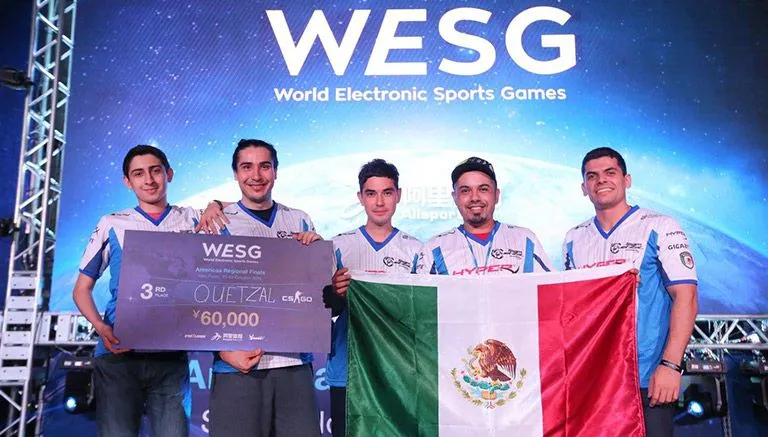 CORTESÍA TEAM QUETZAL El equipo de CS:GO de Team Quetzal presume su premio del WESG
