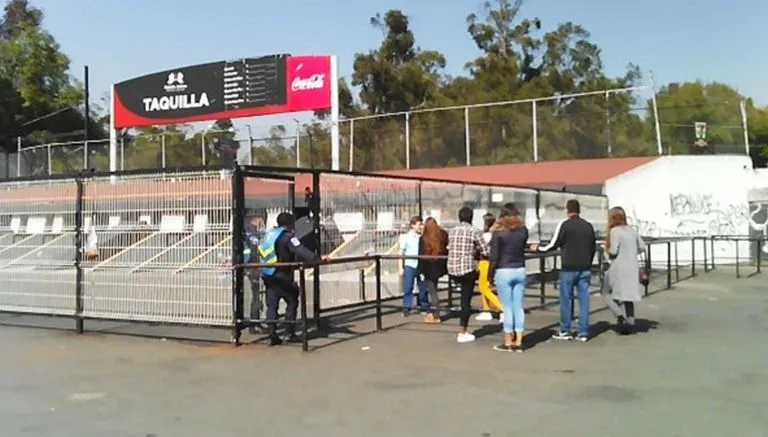 CÉSAR MELO Aficionados se acercan a las taquillas para comprar boletos