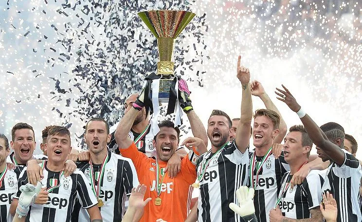 Jugadores de Juventus festejan con el trofeo