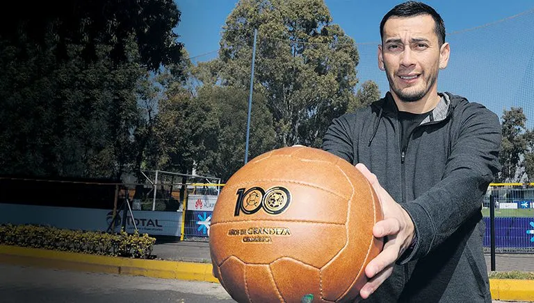 DANIEL GÁMEZ Rubens Sambueza posa con balón del Centenario