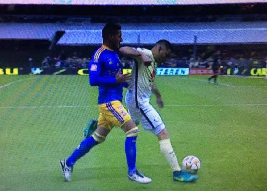 ESPECIAL Aguilar le da un codazo a Ismael Sosa