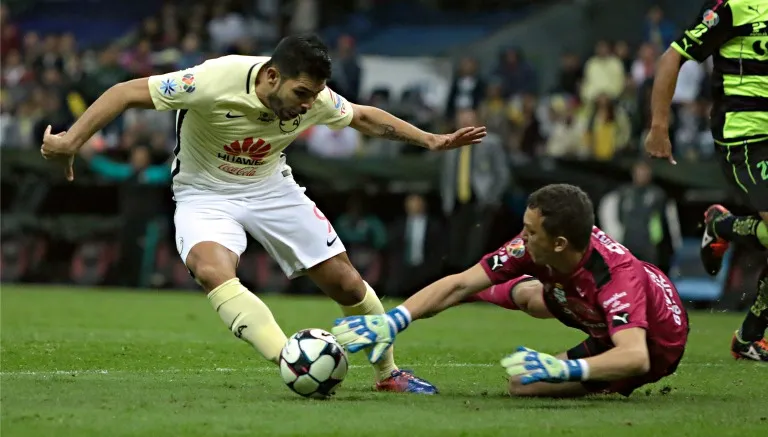 IMAGO7 Romero disputa el esférico con Marchesín