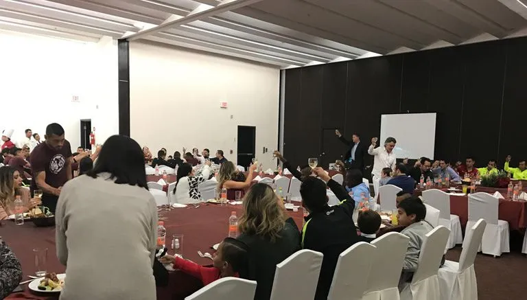 DANIEL GÁMEZ Ricardo Peláez dirigió el brindis durante la cena