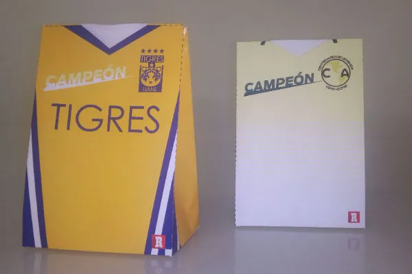 RÉCORD Las cajas de las camisetas terminadas