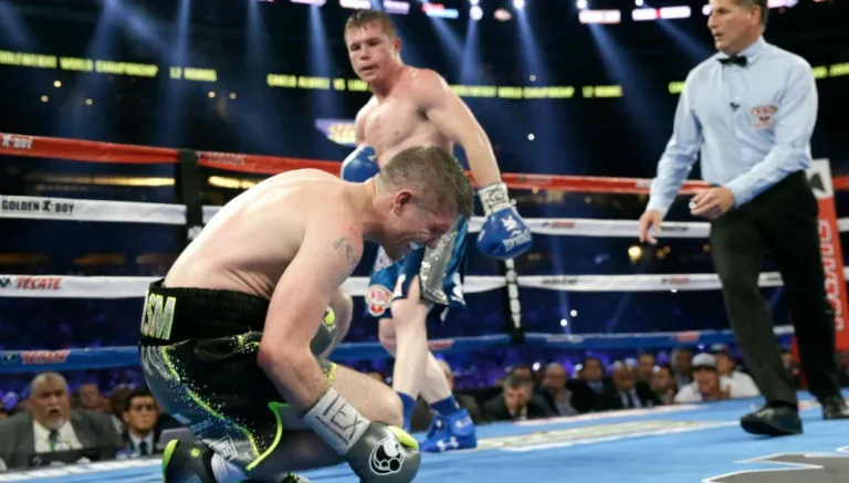 AP Canelo deja a Liam Smith sobre la lona
