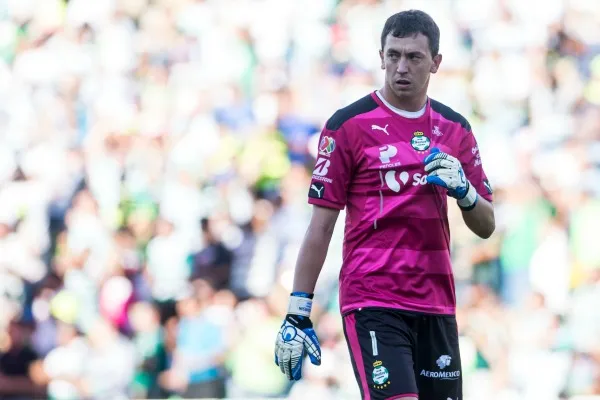 Agustín Marchesín en un partido con Santos Laguna