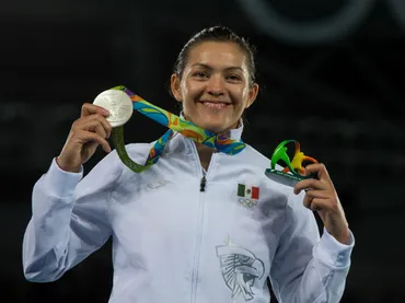 AP María del Rosario Espinoza con su medalla obtenida en Río