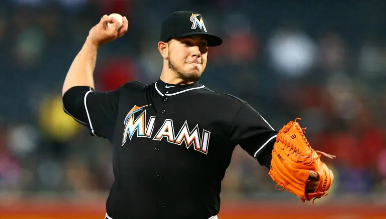 EFE José Fernández lanzando una pelota en el diamante de los Marlins