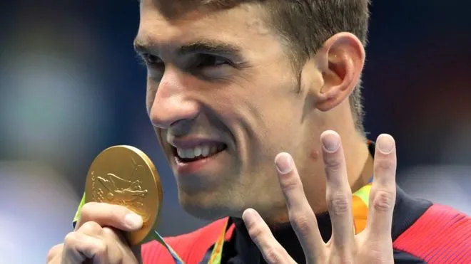 AP Michel Phelps con una de sus medallas ganadas en Río